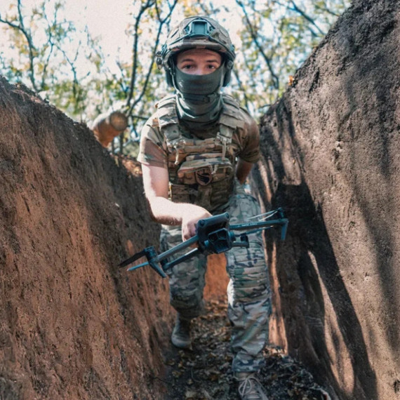 Ukrajinska dronska lekcija za NATO: pet kilometrov, ki lahko odločijo vojno